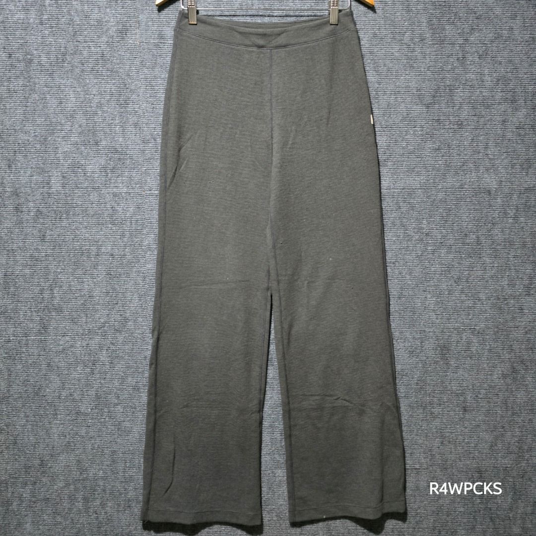 VUORI BAYVIEW THERMAL WIDE LEG PANTS (Category: Other Bottoms) located in San Mateo. Submitted by r4wpcks (Listing ID 1470096296, Image 1). Description: Size on Tag: Medium Best Fit: 30 inches Waist: 30 inches Length: 40.5 inches Leg Hole / Hem: 11 inches Condition: 8.5/10 Color Rate: 8.5/10 Issue: Signs of use lints COLOR MAY VARY DUE TO LIGHTING Location: San Mateo Rizal, near Marikina J&T/Lalamove courier, shipping fee should be handled by the