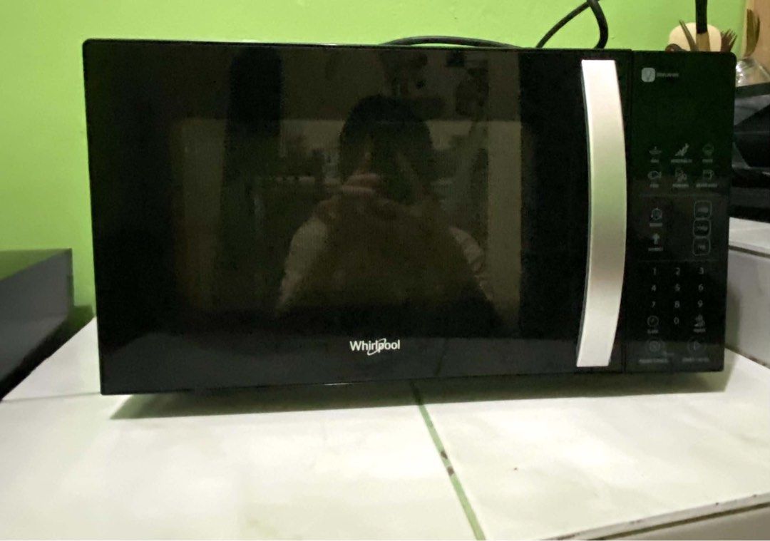 Whirlpool black microwave oven (Category: Ovens & Toasters) located in Caloocan City. Submitted by bibyanieee (Listing ID 1470105504, Image 1). Description: Still in good working condition and no issues at all! Original price: ₱6,000 Selling price: ₱2,000 -No issues -Heating properly -All buttons/functions working -Clean and well-maintained -Easy-to-use digital controls -With auto-cook functions -Perfect for home, condo, dorm, or office 📌 Reason
