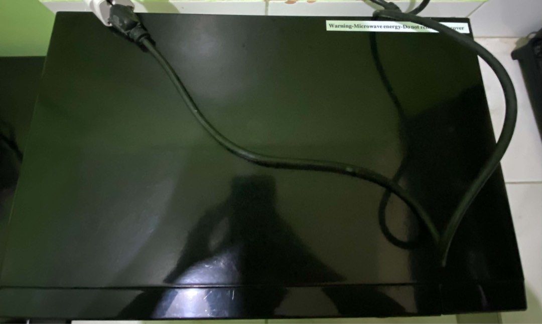 Whirlpool black microwave oven (Category: Ovens & Toasters) located in Caloocan City. Submitted by bibyanieee (Listing ID 1470105504, Image 3). Description: Still in good working condition and no issues at all! Original price: ₱6,000 Selling price: ₱2,000 -No issues -Heating properly -All buttons/functions working -Clean and well-maintained -Easy-to-use digital controls -With auto-cook functions -Perfect for home, condo, dorm, or office 📌 Reason
