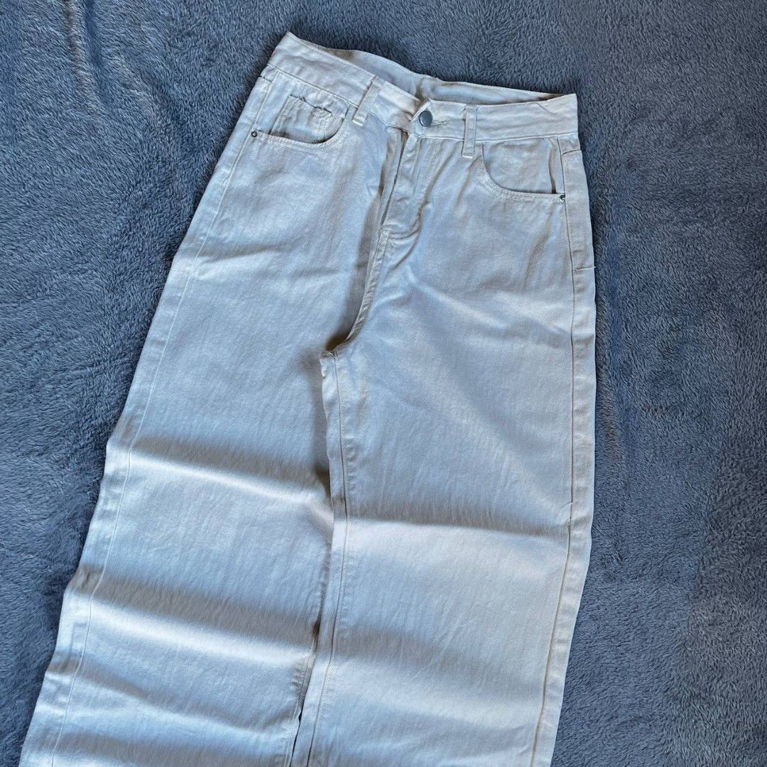 WHITE BAGGY JEANS (Category: Jeans) located in Naga. Submitted by thrift_na (Listing ID 1470066832, Image 2). Description: 📍 WHITE BAGGY JEANS 📐 Dimensions ( inches ) Waistline: 30 Length: 39.5 Thigh: 12 Hem: 10 📜 Details Already Wash/Ready To Wear Color Rate: 10/10 Issue: None Hard Fabric & Heavy Good Fittings.
