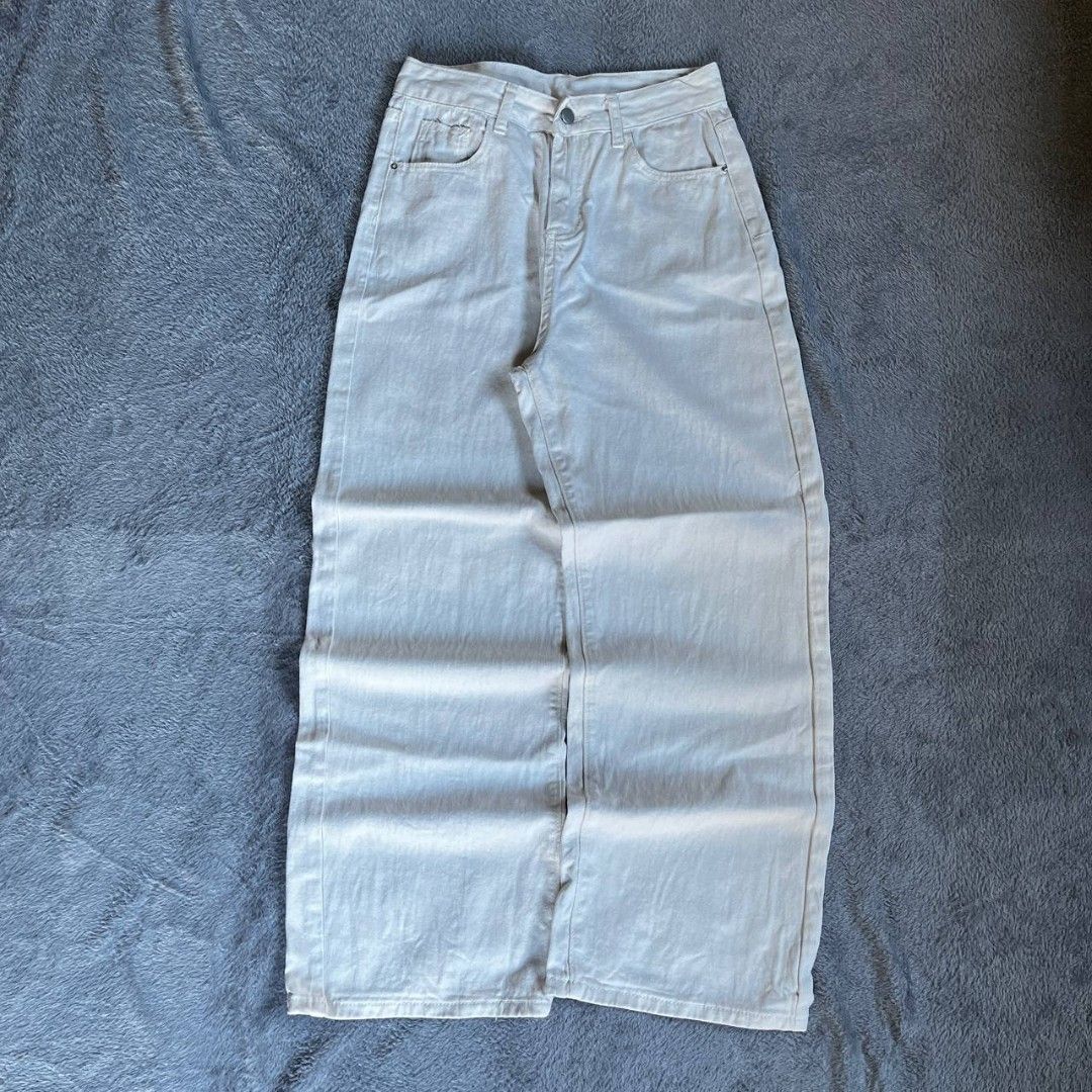 WHITE BAGGY JEANS (Category: Jeans) located in Naga. Submitted by thrift_na (Listing ID 1470066832, Image 1). Description: 📍 WHITE BAGGY JEANS 📐 Dimensions ( inches ) Waistline: 30 Length: 39.5 Thigh: 12 Hem: 10 📜 Details Already Wash/Ready To Wear Color Rate: 10/10 Issue: None Hard Fabric & Heavy Good Fittings.