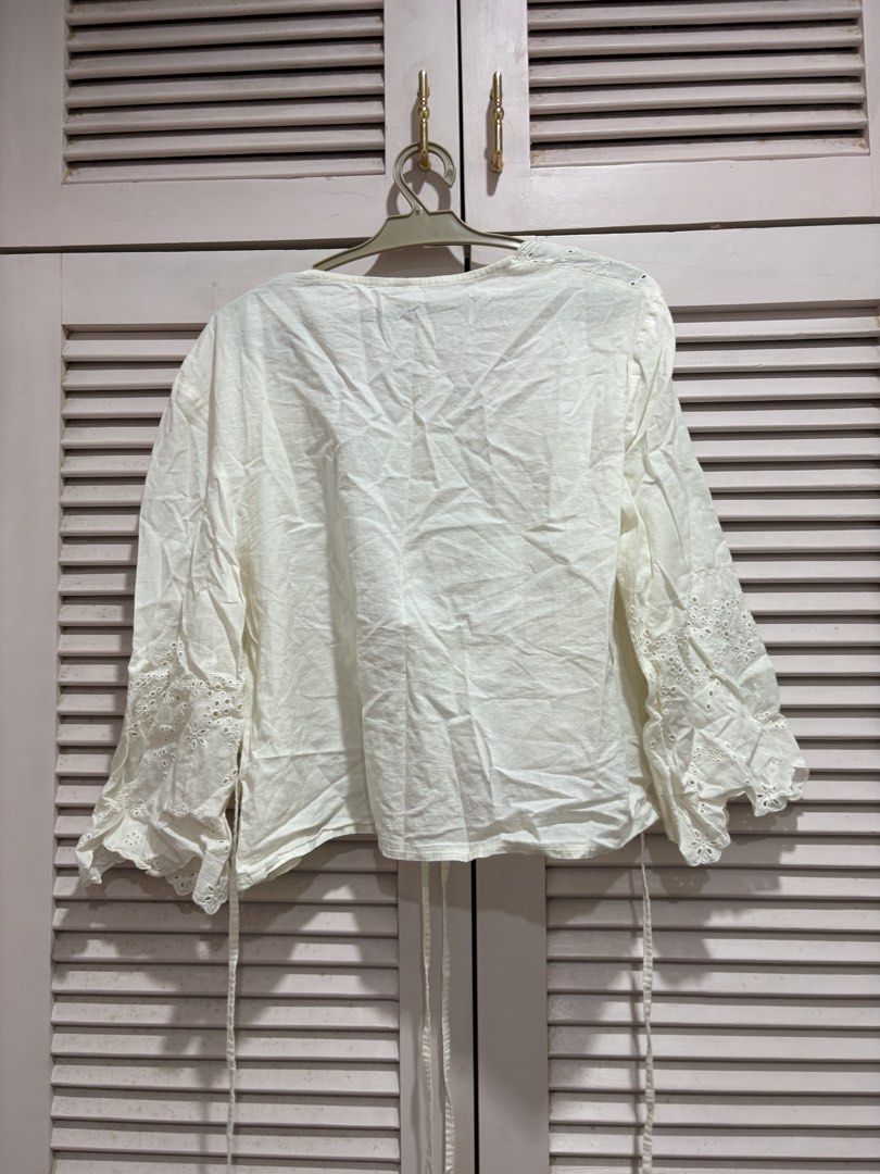 White eyelet wrap top (Category: Blouses) located in Muntinlupa City. Submitted by sukimum (Listing ID 1469988112, Image 2). Description: Bought on IG. Gorgeous linen eyelet top but i can’t seem to find an occasion to use it.