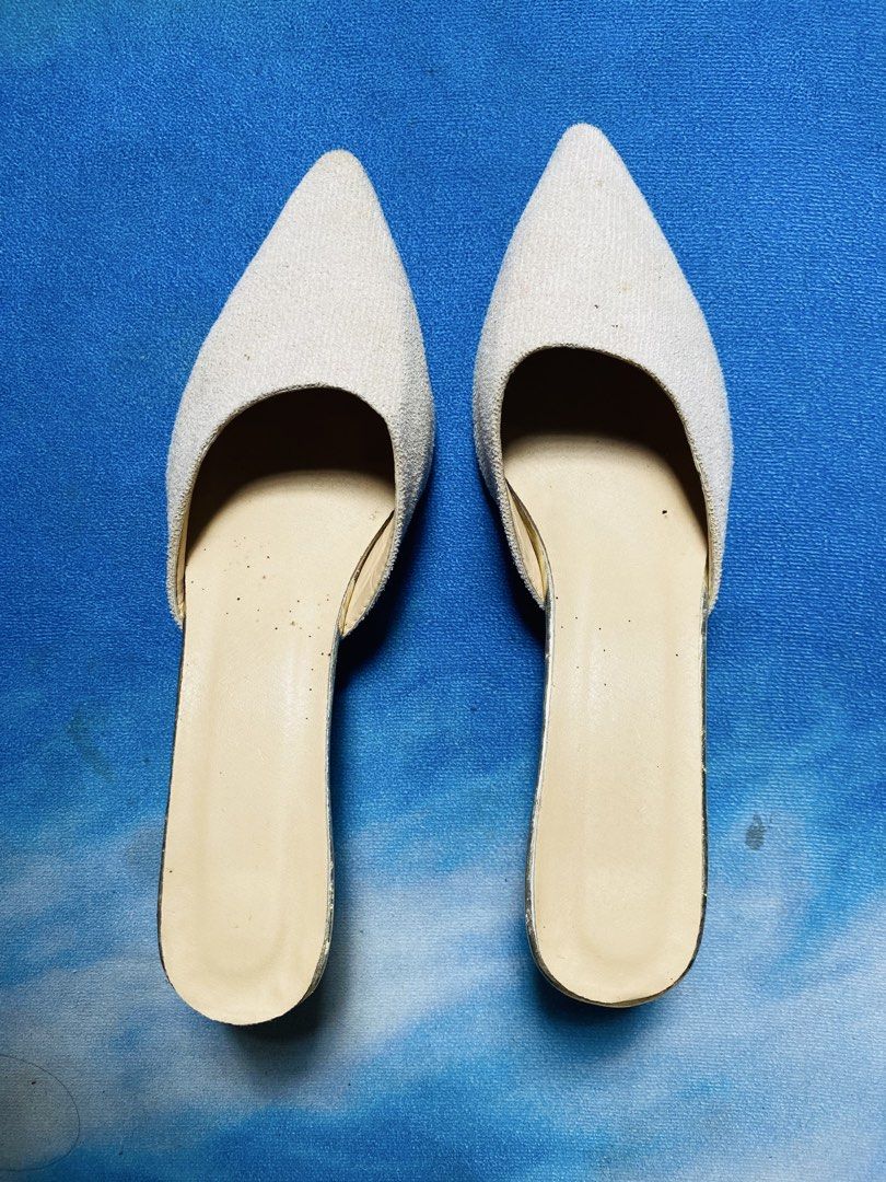 White Heels (Category: Heels) located in Kuala Terengganu. Submitted by ezzhh. (Listing ID 1470055152, Image 1). Description: white heels saiz 38 - 24cm no defect .