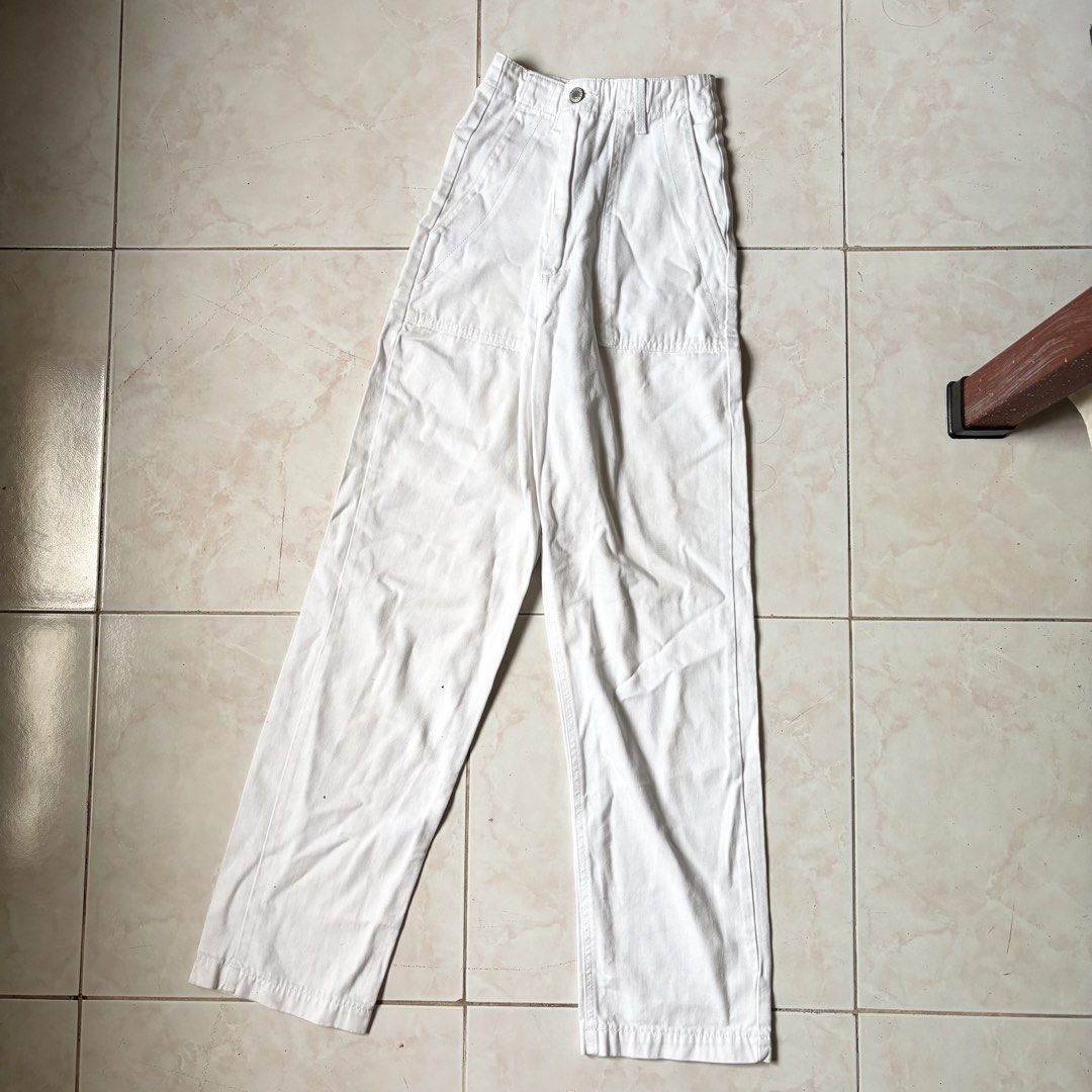 White high-waisted utility trousers denim pants (Category: Jeans) located in Agoncillo. Submitted by alcazarmfatima (Listing ID 1469948455, Image 1). Description: Needs wash and bleach Size 26 L 41.