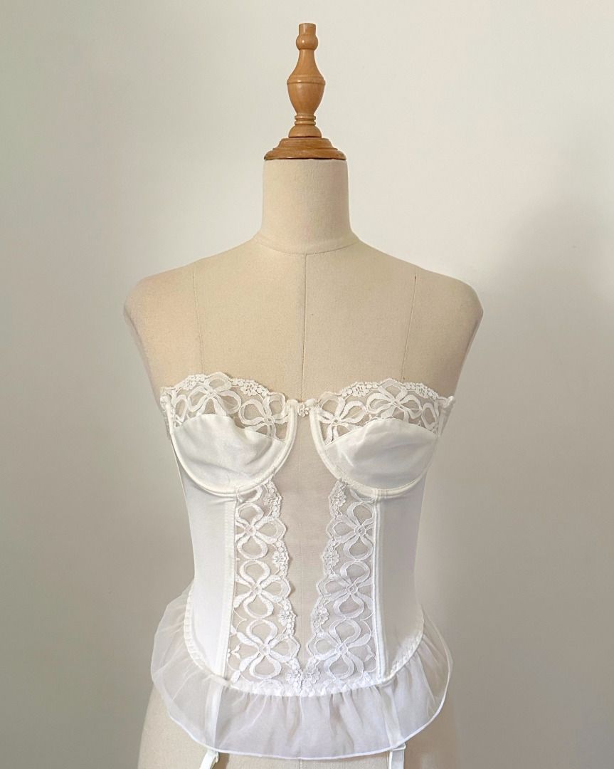 white lace vintage corset (Category: Sleeveless) located in Taguig. Submitted by esquepade (Listing ID 1470006957, Image 1). Description: size — small to medium bust: 34A/B details — • lace fabric • underwired • hook & eye closure.