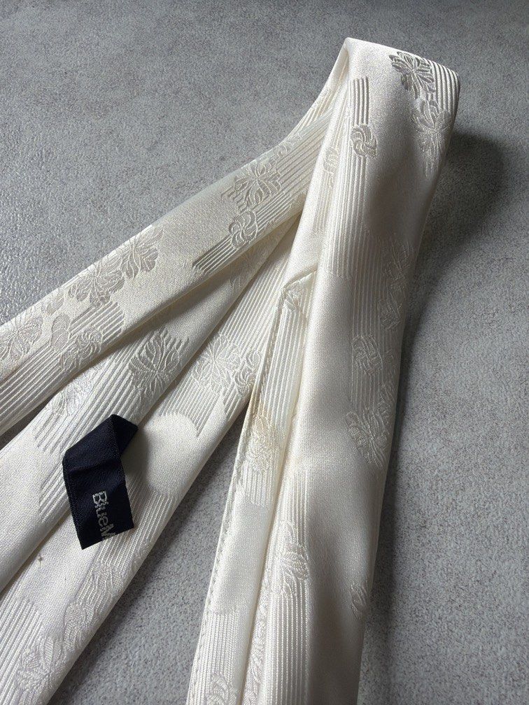 White Necktie by Blue Mountain (Category: Ties) located in Pasig City. Submitted by chamoisee (Listing ID 1469965622, Image 3). Description: Stains due to color.
