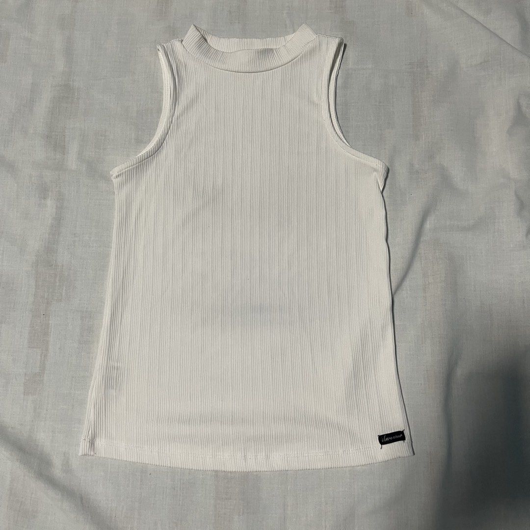 White Ribbed High Neck Tank Top Size S (Category: Sleeveless) located in San Ildefonso. Submitted by rgdeclutters (Listing ID 1470005673, Image 3). Description: L - 19" W - 12".
