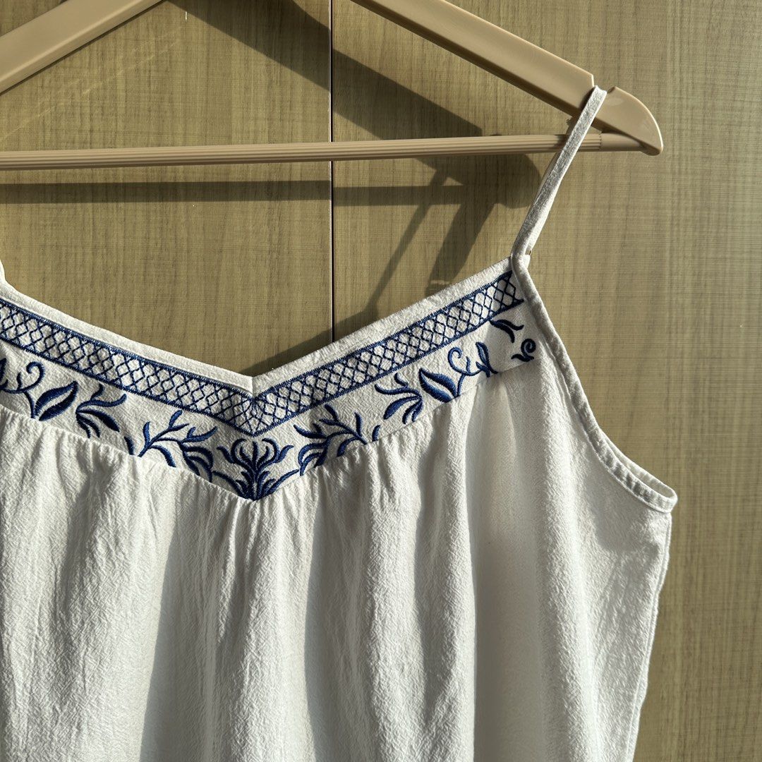 White Sleeveless Top w/ Embroidered Details (Category: Sleeveless) located in Makati City. Submitted by uniquefindsonly.ph (Listing ID 1470035825, Image 2). Description: 📍Makati Size: medium-large No flaws.