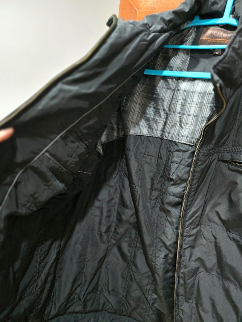 Winter coat (Category: Coats, Jackets and Outerwear) located in Singapore. Submitted by cwesharon50 (Listing ID 1470043921, Image 2). Description: .
