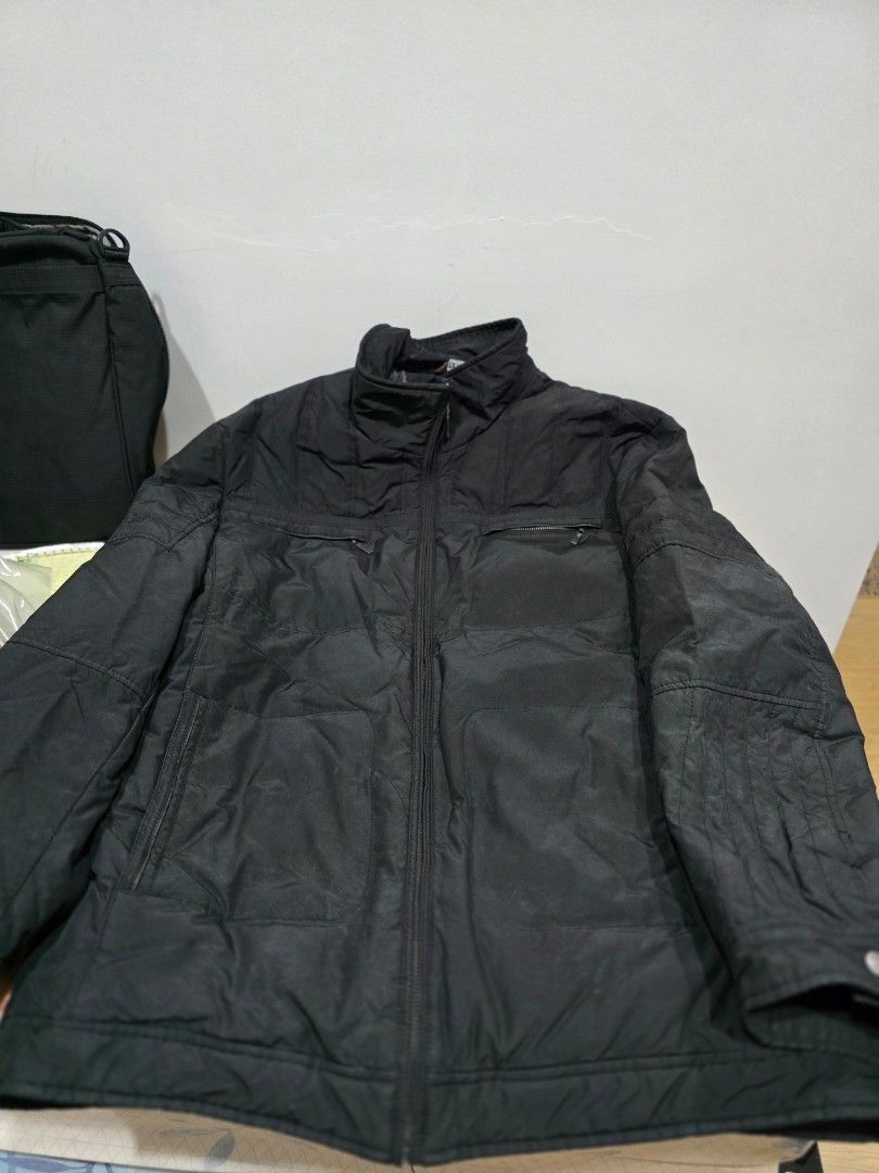 Winter coat (Category: Coats, Jackets and Outerwear) located in Singapore. Submitted by cwesharon50 (Listing ID 1470043921, Image 4). Description: .