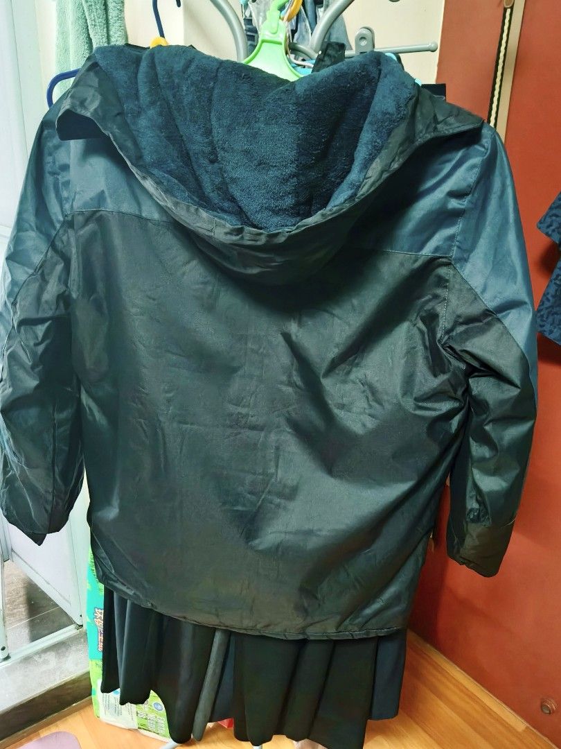 Winter Jacket (Category: Coats, Jackets and Outerwear) located in Singapore. Submitted by ben-10 (Listing ID 1469976252, Image 2). Description: Two colors Jacket. - It can stand the weather up to -3°C. - Perfect for layering in cooler weather - Make you look elegant - Size : X to XL - PTP: 58 cm, Length: 75cm - Hoodie can be detached (there is a zip there) - Waterproof Wear winter jacket must be big bcoz you need to wear a few layers of clothing 