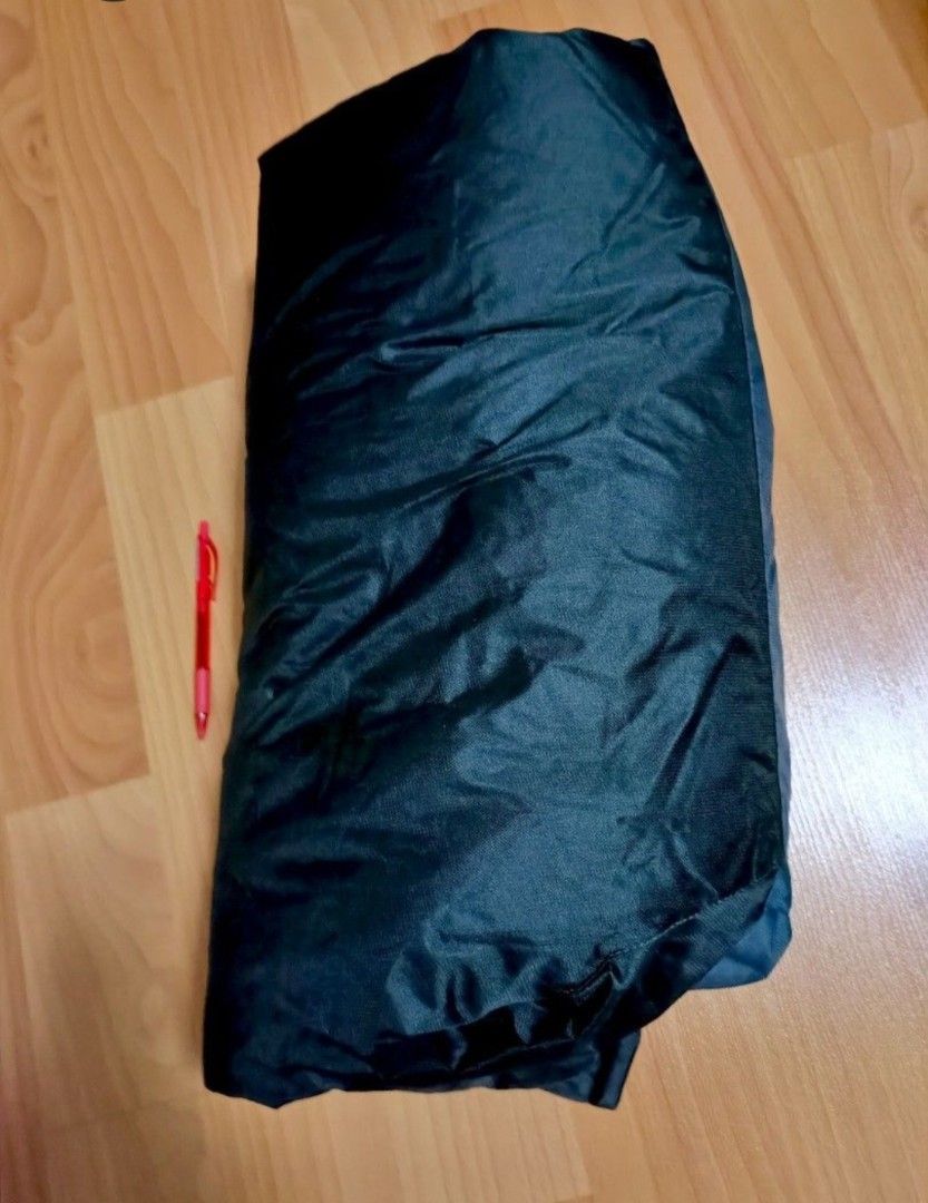 Winter Jacket (Category: Coats, Jackets and Outerwear) located in Singapore. Submitted by ben-10 (Listing ID 1469976252, Image 4). Description: Two colors Jacket. - It can stand the weather up to -3°C. - Perfect for layering in cooler weather - Make you look elegant - Size : X to XL - PTP: 58 cm, Length: 75cm - Hoodie can be detached (there is a zip there) - Waterproof Wear winter jacket must be big bcoz you need to wear a few layers of clothing 
