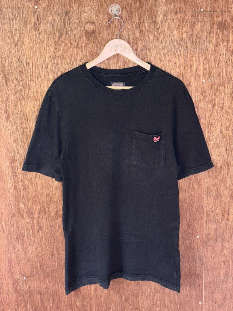 Wrangler Black Pocket Tee (Category: Tshirts & Polo Shirts ) located in Cabuyao City. Submitted by giothr1ft (Listing ID 1470058149, Image 1). Description: -Width: 19 -Length: 29 -Condition: 10/10 📌Buyers will shoulder the shipping fee.
