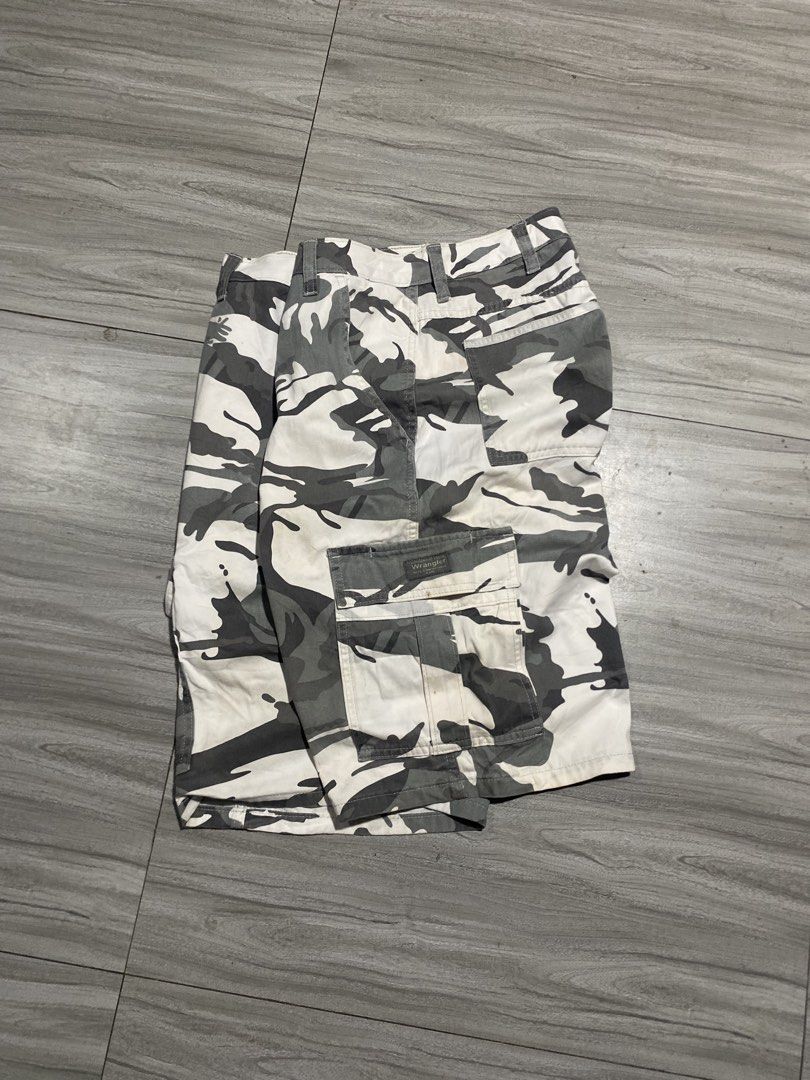 Wrangler Camouflage cargo shorts (Category: Shorts) located in Bacolod City. Submitted by bnta_bounce (Listing ID 1470106752, Image 1). Description: Flaws: none / washable stains / needs wash Length 23 Waist 34 Leg hole 11.5.