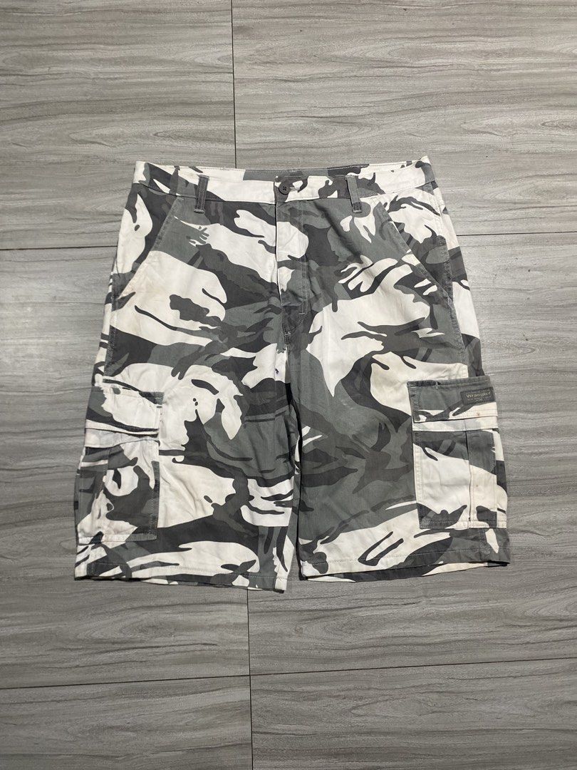 Wrangler Camouflage cargo shorts (Category: Shorts) located in Bacolod City. Submitted by bnta_bounce (Listing ID 1470106752, Image 2). Description: Flaws: none / washable stains / needs wash Length 23 Waist 34 Leg hole 11.5.