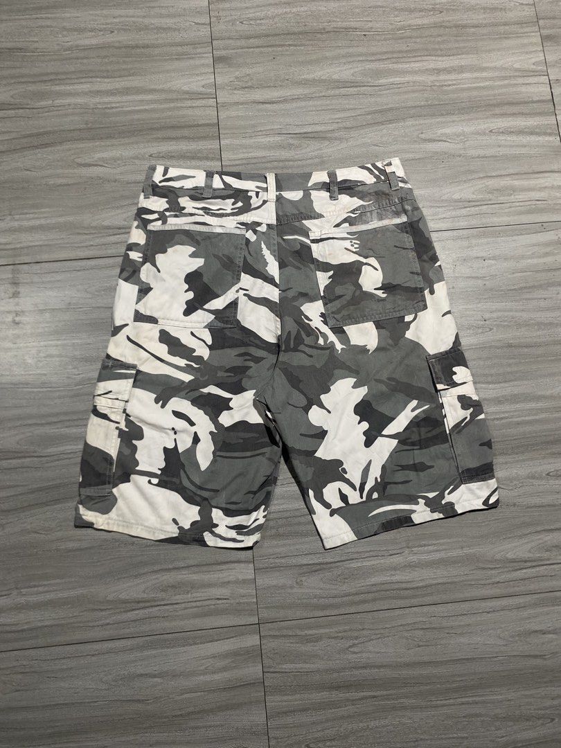 Wrangler Camouflage cargo shorts (Category: Shorts) located in Bacolod City. Submitted by bnta_bounce (Listing ID 1470106752, Image 3). Description: Flaws: none / washable stains / needs wash Length 23 Waist 34 Leg hole 11.5.