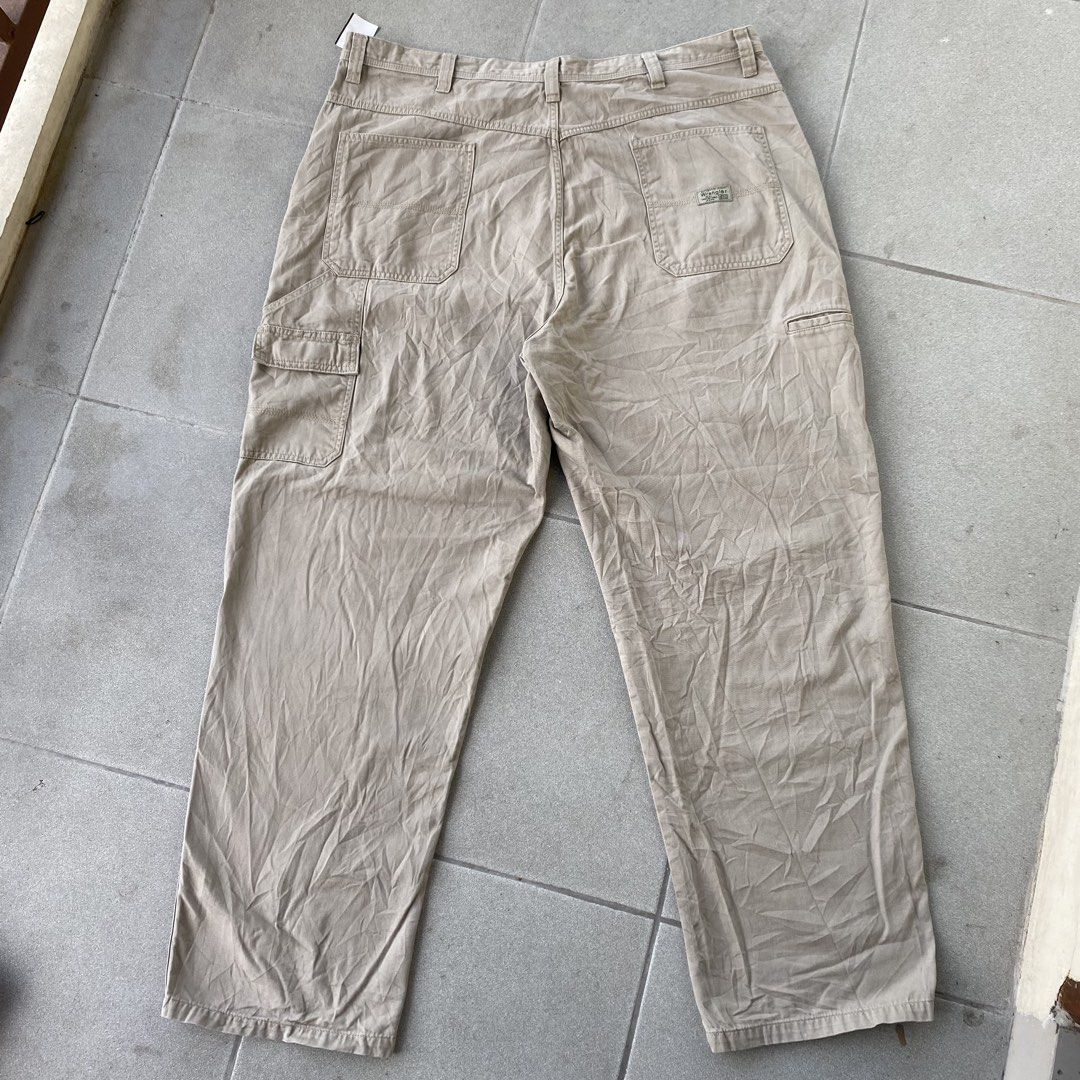 Wrangler Cargo Pants (Category: Jeans) located in Cabuyao City. Submitted by stuffwarsph (Listing ID 1469949838, Image 1). Description: Width 42-44 Length 46 Leg opening 16 Hem 10 Good as new pa tela Need wash lang 10/10 Color rate ( Khaki ) No issues 🏷️600.