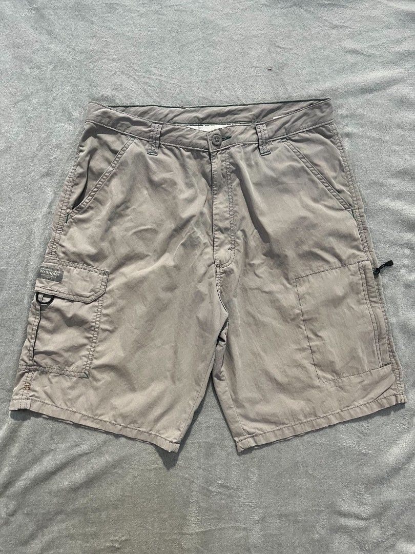 Wrangler cargo shorts (Category: Joggers) located in Manila. Submitted by zenwind_3cdc42 (Listing ID 1469955209, Image 1). Description: 7 pocket cargo Short no issue add shipping via j&t large sizing DM me to claim Bulacan location.