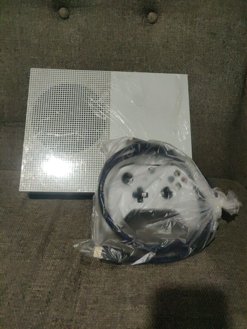 Xbox One S (bundled with free controller & HDMI) (Category: Xbox) located in Quezon City. Submitted by fredaxcaio (Listing ID 1470117819, Image 1). Description: 500 gb of storage - FOR SALE WITH CONTROLLER & HDMI FOR FREE - FACTORY RESETTED - MADE IN AMERICA (pwede naman gumamit ng gift cards para bumili ng games) PM sa delivery. Delivery fee excluded from price. .
