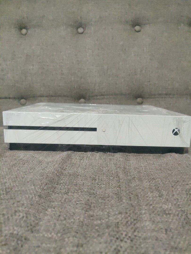 Xbox One S (bundled with free controller & HDMI) (Category: Xbox) located in Quezon City. Submitted by fredaxcaio (Listing ID 1470117819, Image 2). Description: 500 gb of storage - FOR SALE WITH CONTROLLER & HDMI FOR FREE - FACTORY RESETTED - MADE IN AMERICA (pwede naman gumamit ng gift cards para bumili ng games) PM sa delivery. Delivery fee excluded from price. .