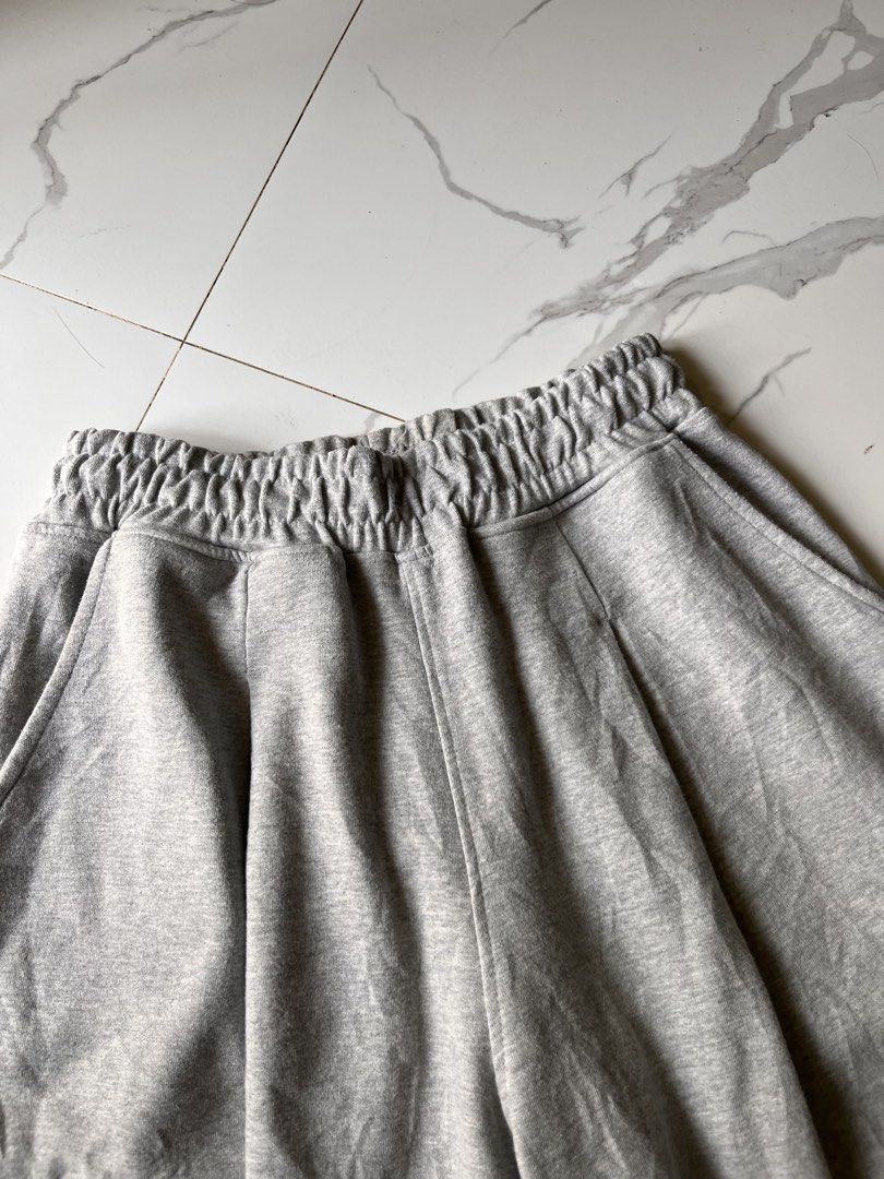 Xerobnr Grey Sweatshorts Medium (Category: Shorts) located in Tagum. Submitted by thisisdavethriftzzz (Listing ID 1470038060, Image 2). Description: Dimension⬇️ Waist: 26-36 Length: 24 Hem: 13 Issue: None as new condition Color rate: 9.5/10 ₱300.
