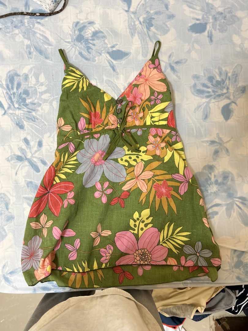 xs-s linen top (Category: Sleeveless) located in Polanco. Submitted by adobongvelociraptor (Listing ID 1470096644, Image 1). Description: super pretty and presko adjustable strap xs-s .