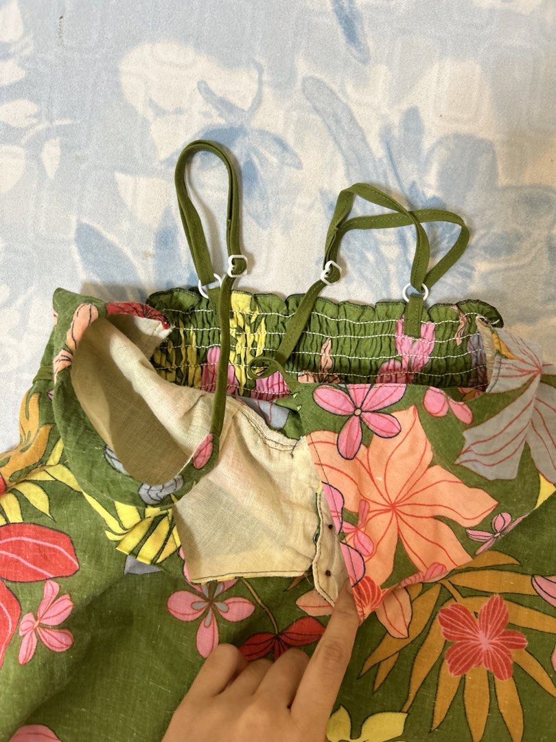 xs-s linen top (Category: Sleeveless) located in Polanco. Submitted by adobongvelociraptor (Listing ID 1470096644, Image 2). Description: super pretty and presko adjustable strap xs-s .