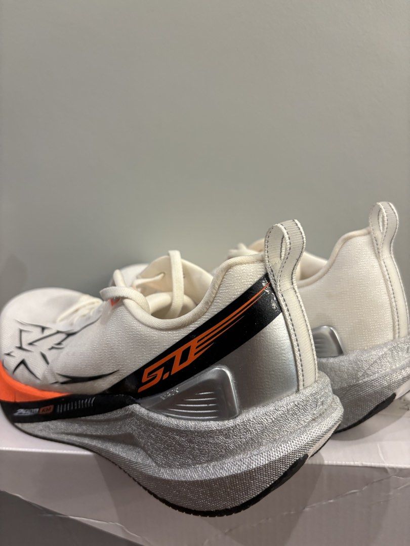Xtep 2000km 5.0 (Category: Sneakers) located in Muntinlupa City. Submitted by kdloading (Listing ID 1469986854, Image 3). Description: Good as new. Only used for easy runs. Total mileage is around 38km. Lost box Rfs Too big.