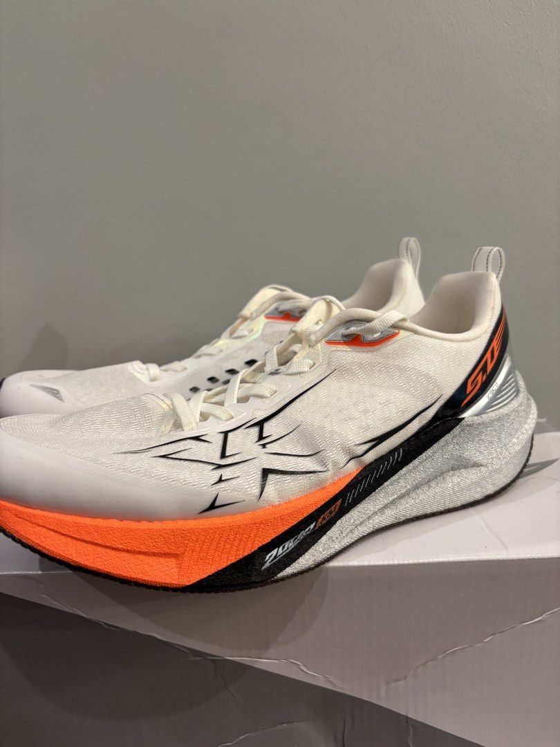 Xtep 2000km 5.0 (Category: Sneakers) located in Muntinlupa City. Submitted by kdloading (Listing ID 1469986854, Image 2). Description: Good as new. Only used for easy runs. Total mileage is around 38km. Lost box Rfs Too big.