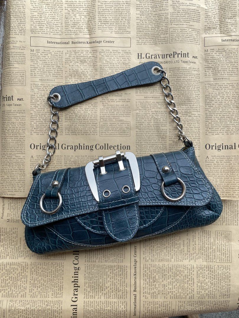 Y2K Baguette Bag (Category: Shoulder Bags) located in Davao. Submitted by kuromisplace (Listing ID 1469984037, Image 1). Description: Search nyo, kamukha ng jimmy choo clutch purse 📏 Size & capacity: L- 5 inches, W- 11 inches 🤔 Material details: faux croc leather 🌟 Style inspiration: y2K 📍Davao City 🚚 jnt #vintage #y2k #baguette #fyp #y2kaesthetic .
