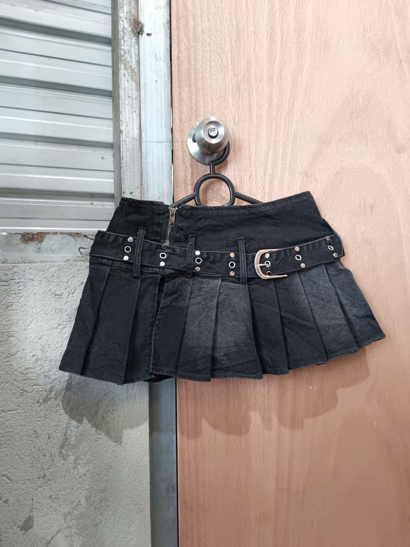 Y2k denim skirt (Category: Skirts) located in Davao. Submitted by mln-boutique (Listing ID 1469955144, Image 1). Description: size - 26-27 length - 11 good condition.