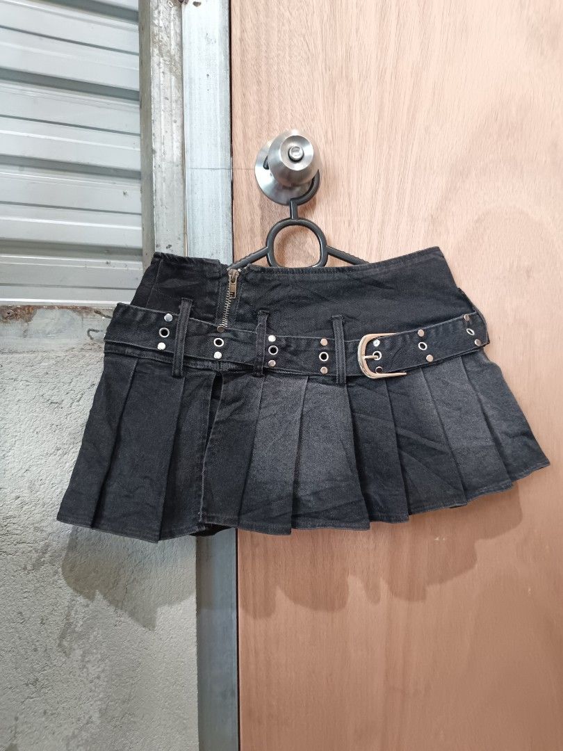 Y2k denim skirt (Category: Skirts) located in Davao. Submitted by mln-boutique (Listing ID 1469955144, Image 3). Description: size - 26-27 length - 11 good condition.