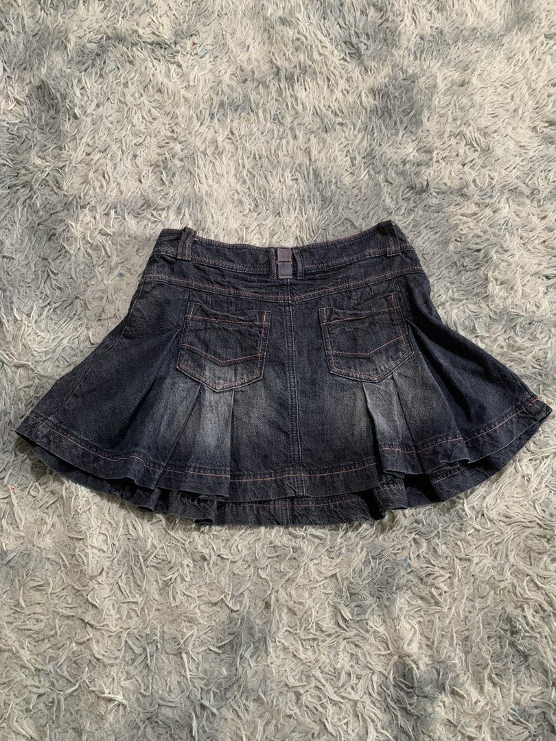 y2k denim skirt (Category: Skirts) located in Antequera. Submitted by litsthrift (Listing ID 1469956317, Image 2). Description: Waistline 30.