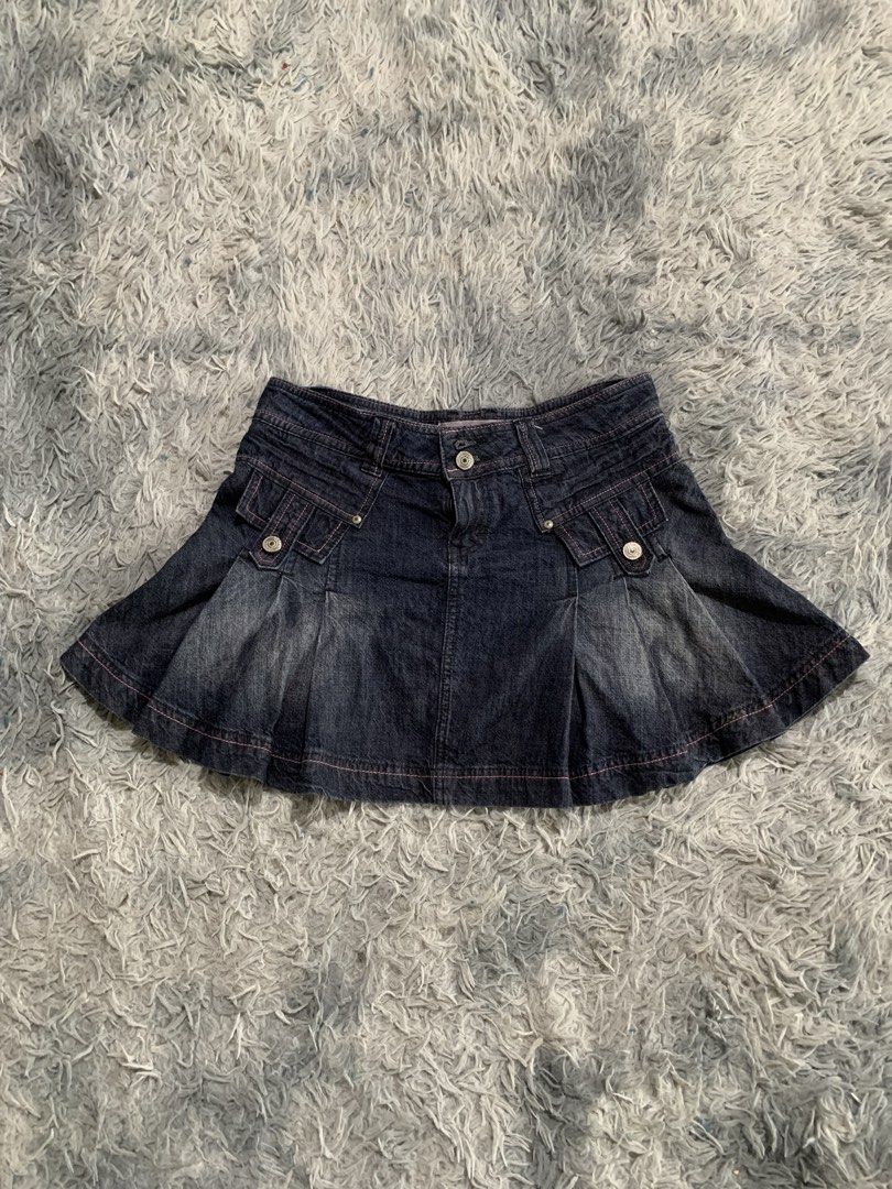 y2k denim skirt (Category: Skirts) located in Antequera. Submitted by litsthrift (Listing ID 1469956317, Image 1). Description: Waistline 30.