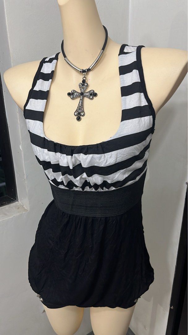 Y2k grunge emo alt dress top (Category: Sleeveless) located in Caloocan City. Submitted by onlyfromthepast (Listing ID 1470084444, Image 3). Description: 9/10 condition Medium ✅My bio before purchasing tia💕 ✅ All items are fresh from bales, Pls expect dirt,dust or stains.