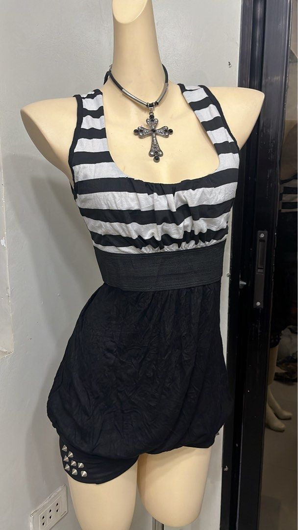 Y2k grunge emo alt dress top (Category: Sleeveless) located in Caloocan City. Submitted by onlyfromthepast (Listing ID 1470084444, Image 2). Description: 9/10 condition Medium ✅My bio before purchasing tia💕 ✅ All items are fresh from bales, Pls expect dirt,dust or stains.
