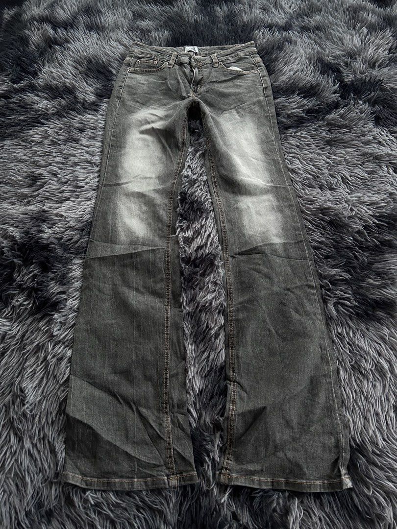 Y2k JJIM Low rise Bootcut Jeans (Category: Jeans) located in Banaybanay. Submitted by prettysixtythrift_17 (Listing ID 1470057384, Image 1). Description: Y2k JJIM Low rise Bootcut Jeans ▪️Waistline: 25 to 28 ▪️Length: 40 ▪️Hem: 9 ▪️Hips: 14.5 ▪️Leg Thigh: 9.5 ▪️Rise: 7.5 ▪️Inseam: 32.