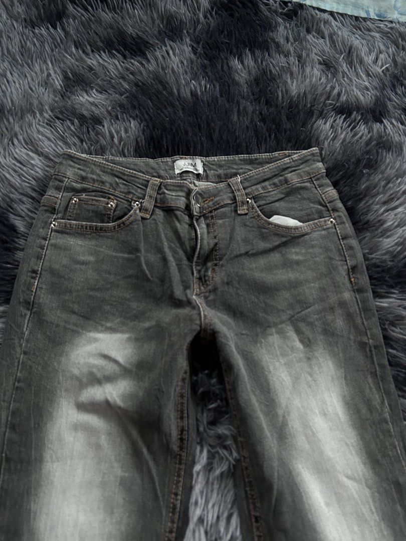 Y2k JJIM Low rise Bootcut Jeans (Category: Jeans) located in Banaybanay. Submitted by prettysixtythrift_17 (Listing ID 1470057384, Image 3). Description: Y2k JJIM Low rise Bootcut Jeans ▪️Waistline: 25 to 28 ▪️Length: 40 ▪️Hem: 9 ▪️Hips: 14.5 ▪️Leg Thigh: 9.5 ▪️Rise: 7.5 ▪️Inseam: 32.