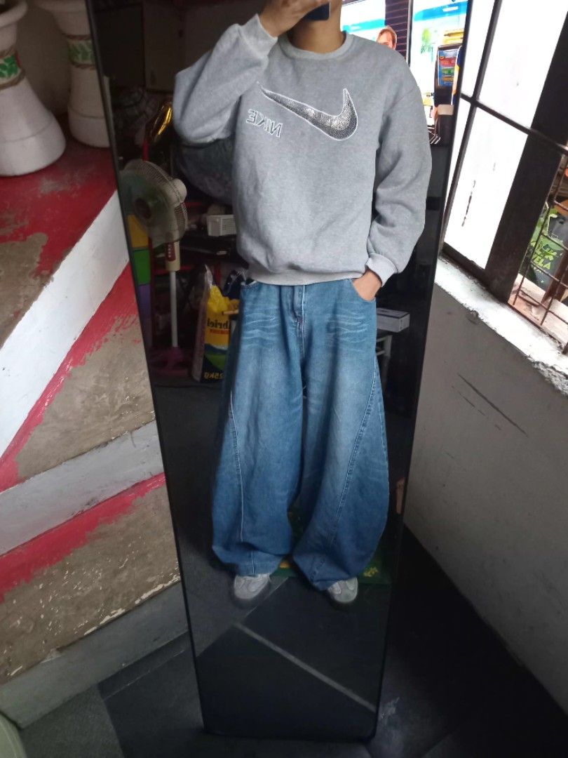y2k nike rhinestone sweatshirt (Category: Coats, Jackets and Outerwear) located in San Isidro. Submitted by lagloots (Listing ID 1470055925, Image 2). Description: semi thick cotton fits small - boxy medium 📌model's reference: 5'7, 45kg DIMES (IN INCHES) LENGTH: 24 / WIDTH: 20.5 CONDITION: 8.5/10 [] COLOR RATE: 9/10 ISSUE: missing beads, small stain.