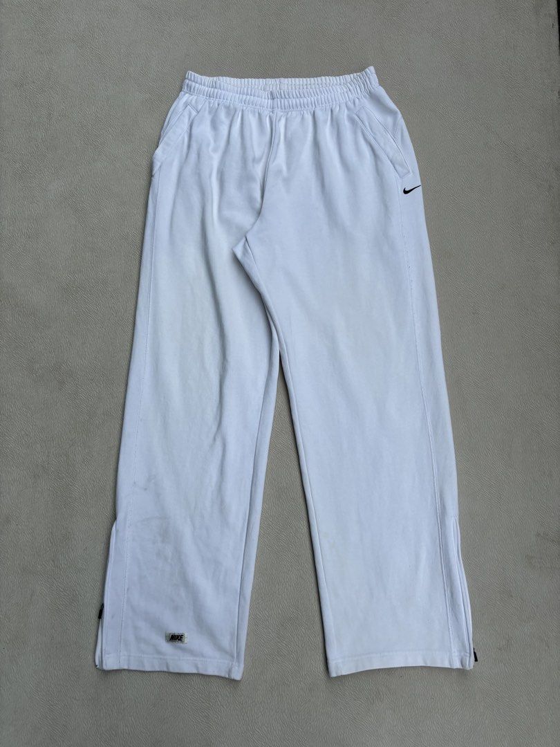 Y2k Nike Sweatpants Baggy (Category: Joggers) located in Baybay. Submitted by thrift.ed2023 (Listing ID 1470040762, Image 1). Description: Nike Sweatpants Baggy 30” to 34” waistline 42” Length 9” Hem No Issue Need Wash Good as New .