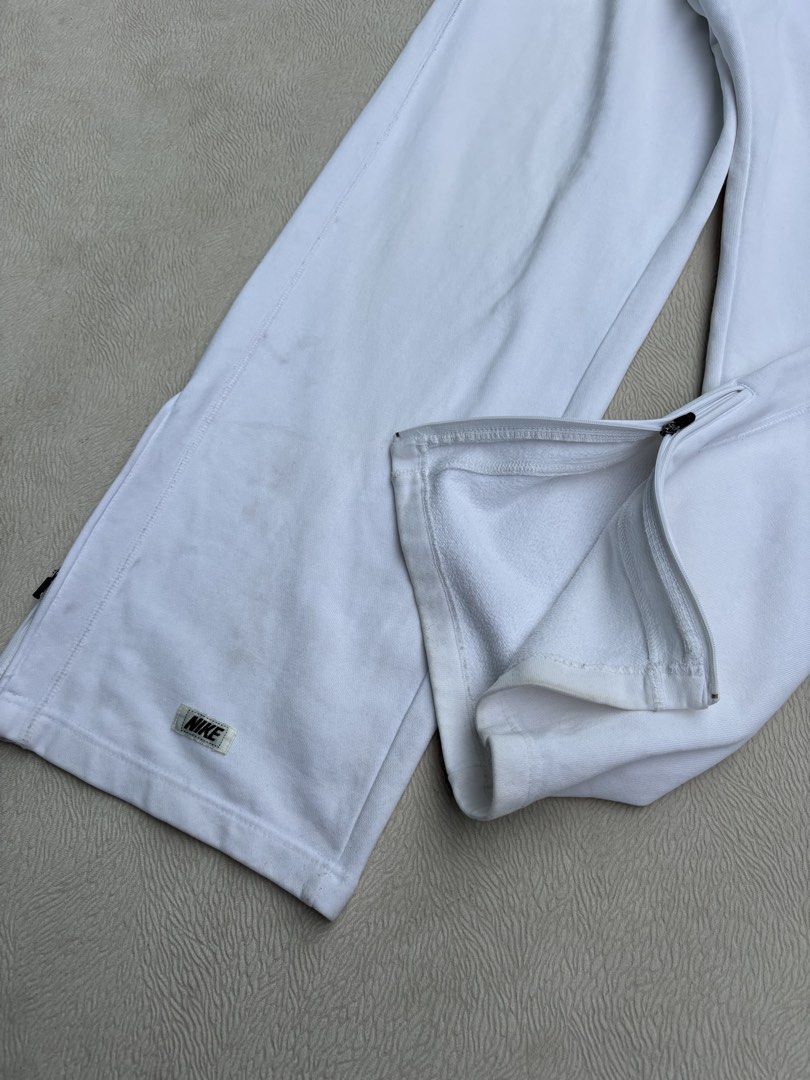 Y2k Nike Sweatpants Baggy (Category: Joggers) located in Baybay. Submitted by thrift.ed2023 (Listing ID 1470040762, Image 2). Description: Nike Sweatpants Baggy 30” to 34” waistline 42” Length 9” Hem No Issue Need Wash Good as New .