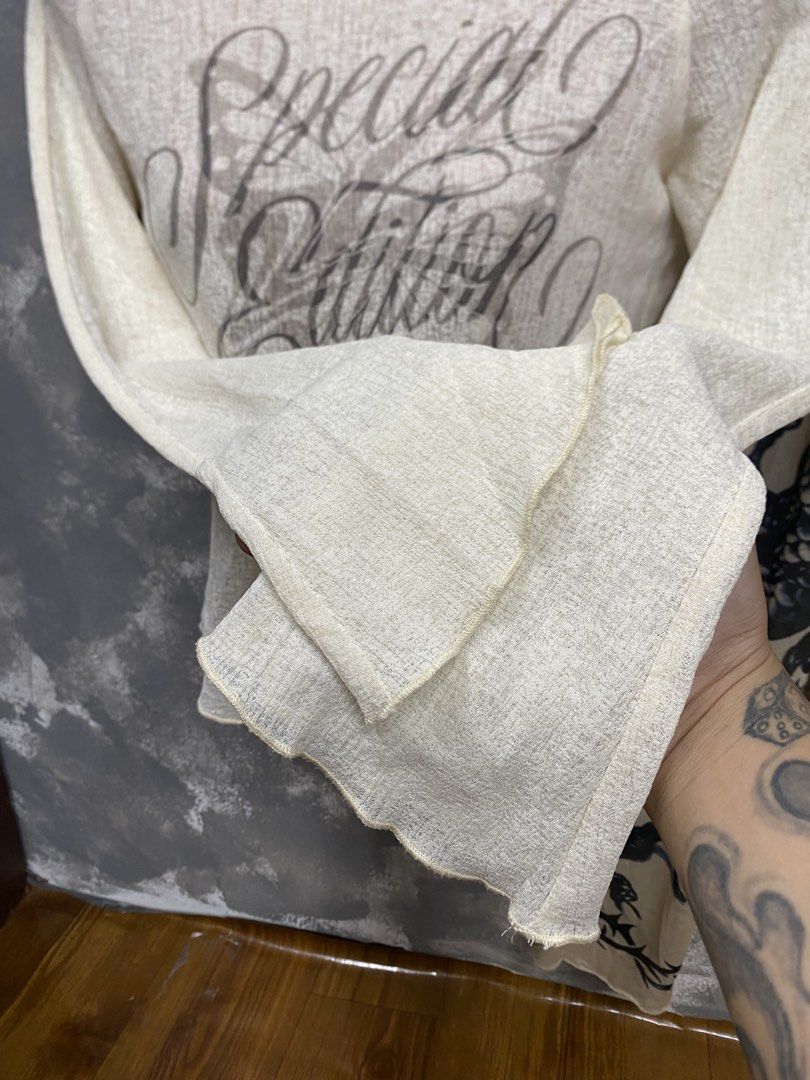 Y2k off the shoulder (Category: Activewear) located in Manila. Submitted by freshfindresale (Listing ID 1470009709, Image 3). Description: Size small medium Excellent No flaws.