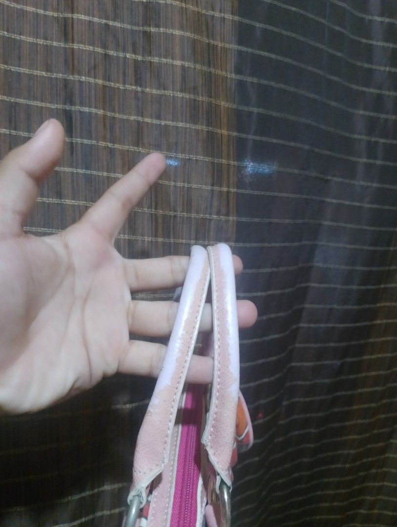 Y2k Vintage Guess Hand Bag (Category: Purses & Pouches) located in Carmen. Submitted by fukqueazz (Listing ID 1470100816, Image 3). Description: Guess Hand Bag Gopd Condition Issue: nag peel off yung plastic color sa handle pero bumagay sa design with tags Authentic 📍Cebu.