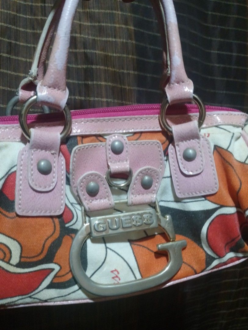 Y2k Vintage Guess Hand Bag (Category: Purses & Pouches) located in Carmen. Submitted by fukqueazz (Listing ID 1470100816, Image 2). Description: Guess Hand Bag Gopd Condition Issue: nag peel off yung plastic color sa handle pero bumagay sa design with tags Authentic 📍Cebu.