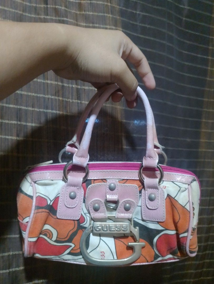 Y2k Vintage Guess Hand Bag (Category: Purses & Pouches) located in Carmen. Submitted by fukqueazz (Listing ID 1470100816, Image 1). Description: Guess Hand Bag Gopd Condition Issue: nag peel off yung plastic color sa handle pero bumagay sa design with tags Authentic 📍Cebu.
