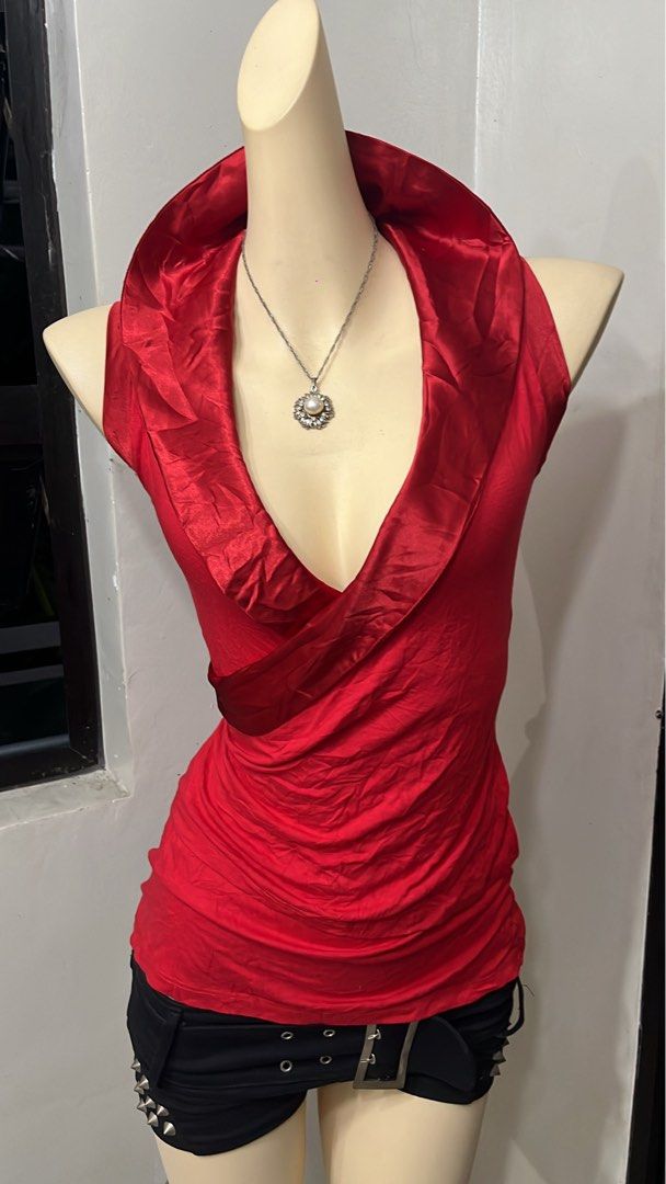 Y2k wrapped aroung tieback top (Category: Sleeveless) located in Caloocan City. Submitted by onlyfromthepast (Listing ID 1470085257, Image 3). Description: 9/10 condition Medium ✅My bio before purchasing tia💕 ✅ All items are fresh from bales, Pls expect dirt,dust or stains.