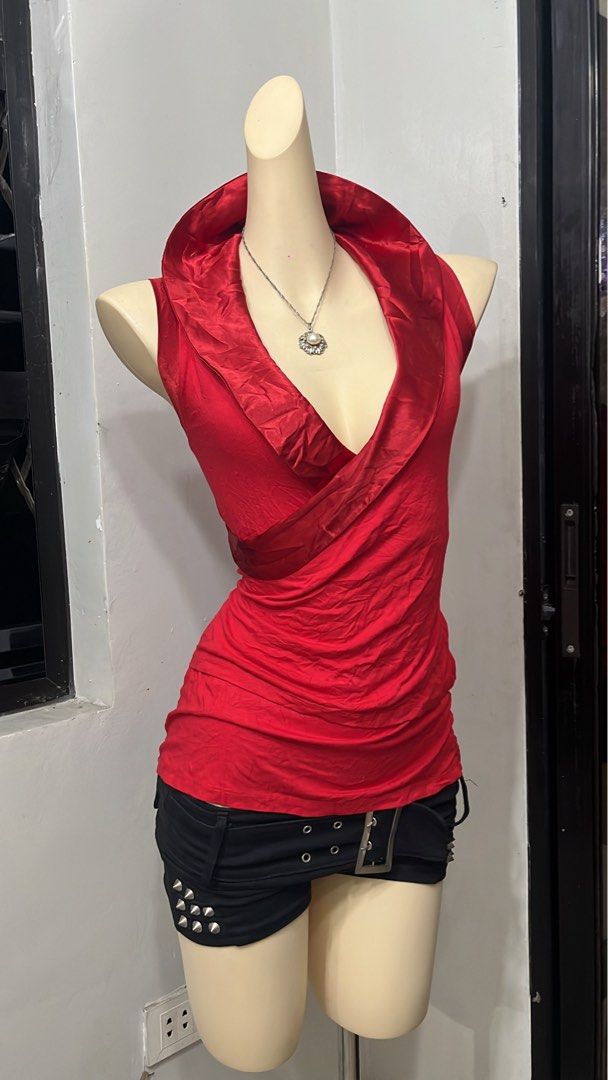Y2k wrapped aroung tieback top (Category: Sleeveless) located in Caloocan City. Submitted by onlyfromthepast (Listing ID 1470085257, Image 2). Description: 9/10 condition Medium ✅My bio before purchasing tia💕 ✅ All items are fresh from bales, Pls expect dirt,dust or stains.