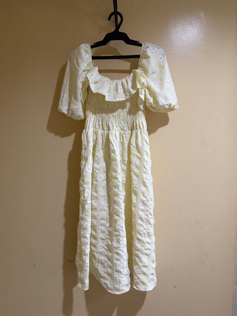 Yellow Puff Dress (Category: Dresses) located in Manila. Submitted by bunbun_1995 (Listing ID 1469953046, Image 1). Description: Brand new yellow puff dress 💛 Free size Can fit up to semi-large 📍South Triangle, Quezon City Lalamove/Grab c/o buyer 🤗.
