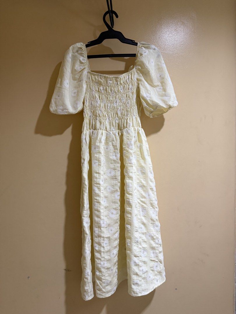 Yellow Puff Dress (Category: Dresses) located in Manila. Submitted by bunbun_1995 (Listing ID 1469953046, Image 2). Description: Brand new yellow puff dress 💛 Free size Can fit up to semi-large 📍South Triangle, Quezon City Lalamove/Grab c/o buyer 🤗.