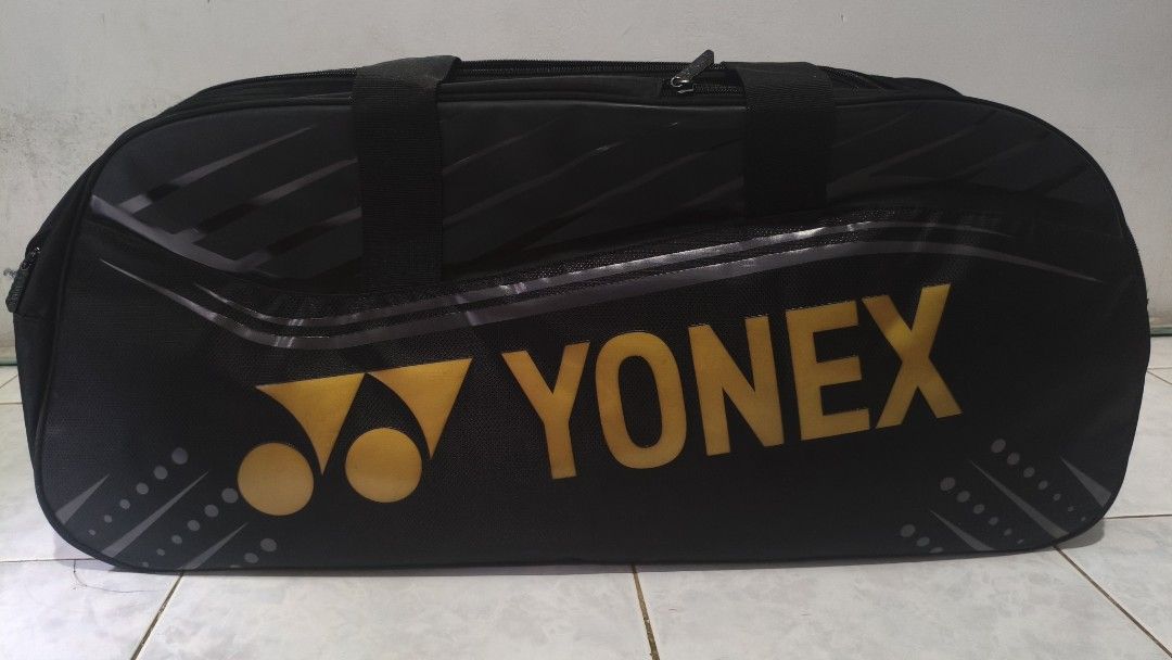 Yonex Badminton Bag (Category: Racket and Ball Sports) located in Manila. Submitted by findsbyryy (Listing ID 1469975703, Image 3). Description: Selling my Yonex badminton tournament bag in black with a sleek design and gold-tone accents. Perfect for badminton players who need a spacious bag to organize their rackets and playing essentials..